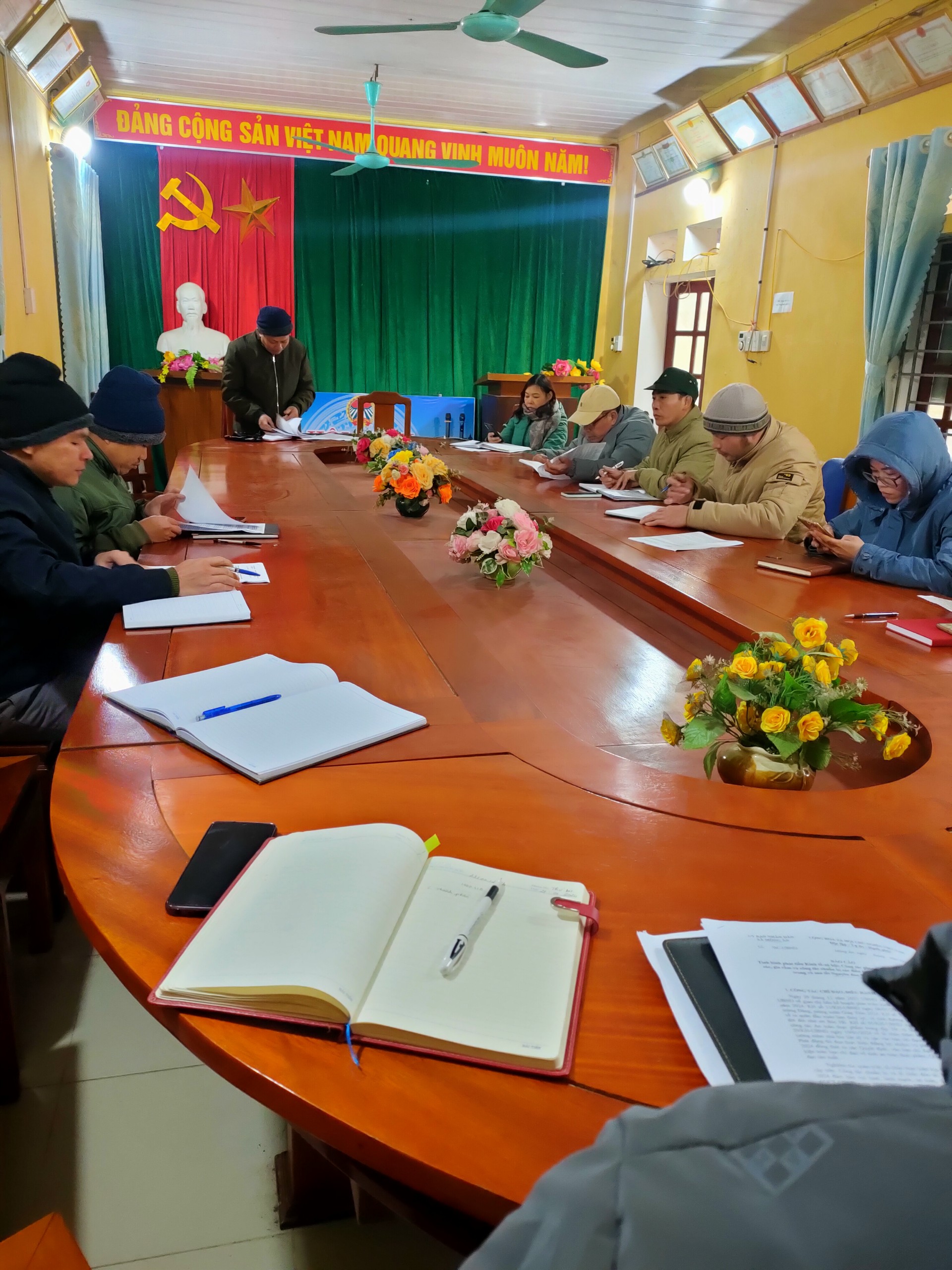 Cán bộ, công chức xã Mông Ân họp chuẩn bị các hoạt động Mừng Đảng Mừng Xuân Giáp Thìn 2024